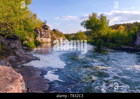 Der Fluss Gorny Tikic fließt zwischen den Felsen und Canyon, in einem warmen und sonnigen Herbstnachmittag, in der Ortschaft Buki, Ukraine Stockfoto