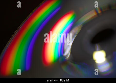 Lebendige, bunte - Regenbogen wie - helle Flecken auf einer CD. Stockfoto