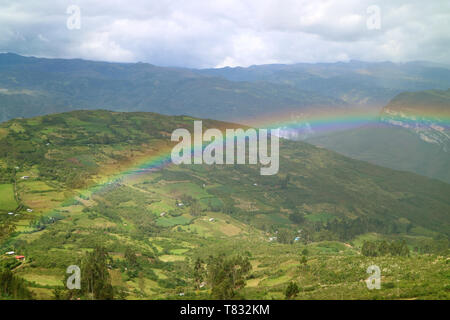 Schönen Regenbogen über dem unteren Berg mit Blick auf das Dorf von Kuelap alte Zitadelle in der Amazonas Region, Norden von Peru Stockfoto