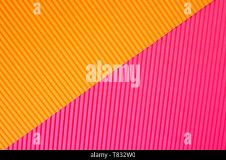 Abstrakte geometrische Papier Hintergrund in leuchtendem Orange und Rosa trendy Farben mit diagonale Linie. Stockfoto