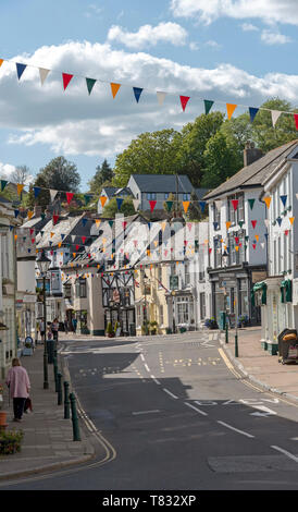 Modbury, Devon, England, UK. Mai 2019. Die Marktgemeinde Modbury gesehen aus dem Osten, die bergauf zum Stadtzentrum Stockfoto