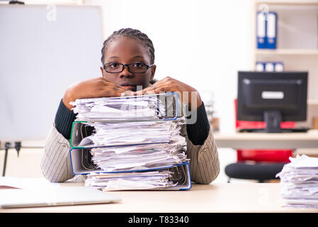 Schwarze weibliche Mitarbeiter mit übermäßiger Arbeit unzufrieden Stockfoto