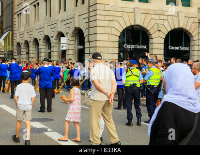 Zürich, Schweiz - 1 August 2016: die Teilnehmer der Parade zum Schweizer Nationalfeiertag gewidmet, die entlang Uraniastrasse Straße. Die Schweizer Natio Stockfoto