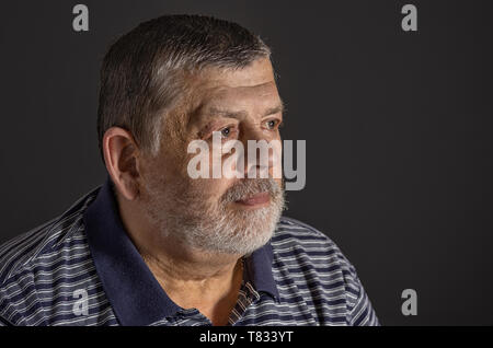 Indoor Portrait von bärtigen Kaukasischen älterer Mann in Low Key Stockfoto