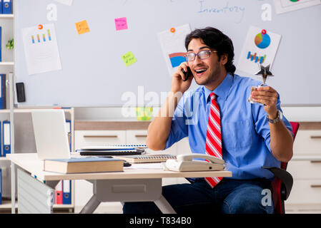 Junge männliche Financial Manager die Arbeit im Büro Stockfoto