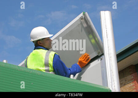 Ein Arbeiter versammelt eine akustische Barriere system Baulärm zu enthalten. Stockfoto