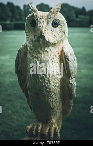 VAPRIO D'ADDA, Italien - 05 Mai 2019: Eulen Festival, owl Skulpturen mit Kettensägen, kleinen niedlichen Eule - Vorsätzliche gefilterten Bild - niedliche Tiere Stockfoto