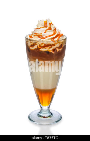 Cocktail mit Kaffee, Karamell Sirup und Sahne isoliert auf weißem Stockfoto