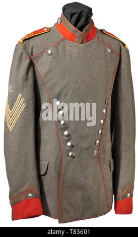 Ein Feld - Grau ulanka M 15 für einen Sergeant der Ulanenregiment "Großherzog Friedrich von Baden". 7. Das Feld - graue Jacke aus Wolle Tuch mit Stehkragen, Schnürsenkel und Schaltfläche für Unteroffiziere mit Portepee, Polnisch am Ärmelabschluss. Jacke mit Ponceau Rot Rohrleitungen, nickel Tasten und genäht Schulterklappen mit zitrone gelb Rohrleitungen und angewandte Nummer "7" in Stickerei durchdrehen. Braun Futter mit Depot- und Größe den Stempel "1915" und regimental Stempel "UR7". Auf dem rechten Ärmel drei genäht fechten Abzeichen und einen breiten Rand für eine Klasse auf der Schulter Brettern und Loops, Additional-Rights - Clearance-Info - Not-Available Stockfoto