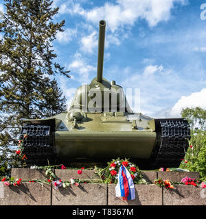 Deutschland, Berlin, Tiergarten, 8. Mai 2019, sowjetische Soldaten in einen Kranz in Erinnerung - Grundsteinlegung am Jahrestag des VE-Tag am 8. Mai. Offizielle Stellen legen Blumen Kränze und Personen Kaution floral Tribute und Kerzen um das Denkmal. Das Sowjetische Ehrenmal im Tiergarten feiert den 80.000 sowjetische Soldaten, die während der Schlacht um Berlin in den letzten Wochen des Zweiten Weltkrieges in Deutschland fiel. Das Kriegerdenkmal auf der Straße des 17. Juni wurde von dem Architekten Michail Gorvits mit der Skulptur der sowjetischen Soldaten, die von Bildhauer Wladimir Tsigal und Lew Kerbel. Stockfoto