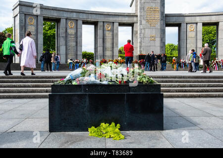 Deutschland, Berlin, Tiergarten, 8. Mai 2019, sowjetische Soldaten in einen Kranz in Erinnerung - Grundsteinlegung am Jahrestag des VE-Tag am 8. Mai. Offizielle Stellen legen Blumen Kränze und Personen Kaution floral Tribute und Kerzen um das Denkmal. Das Sowjetische Ehrenmal im Tiergarten feiert den 80.000 sowjetische Soldaten, die während der Schlacht um Berlin in den letzten Wochen des Zweiten Weltkrieges in Deutschland fiel. Das Kriegerdenkmal auf der Straße des 17. Juni wurde von dem Architekten Michail Gorvits mit der Skulptur der sowjetischen Soldaten, die von Bildhauer Wladimir Tsigal und Lew Kerbel. Stockfoto