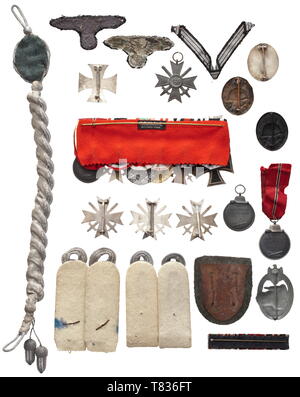 Der Nachlass von hauptsturmführer Arthur Erdmann große 6-stück Bestellungen Verschluss (Eisernes Kreuz 2.Klasse von 1914 mit Wiederholung Verschluss von 1939, Ehre Kreuz der Welt Krieg 1914/18 für Kämpfer, Österreichischen und Ungarischen Krieg Erinnerungsmedaillen, Krieg Verdienst mit Schwertern, Ostfront Medaille) mit entsprechenden Feld Bestellungen Verschluss, ein Eisernes Kreuz 1.Klasse von 1914 (Stück aus den 1930er Jahren), drei Krieg Verdienst Kreuze 1. Klasse (jeder der NE-Metall Versilbert, zwei mit Teekocher'L/11', '1'), ein Panzer Assault Badge in Silber (Zink, Teekocher' R.K."), der Krim Schild (Papier fehlt), einen Krieg, Meri, Editorial-Use - Nur Stockfoto