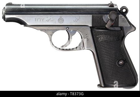 Ein Walther PP ZM, Persien, ca. 1939. Cal. 9 mm kurz, nein. 116776 S. Helle Bohrung. Unten Magazin fangen. In Persisch auf der linken Seite der Folie' 1317 Modell-Polizei", Landeswappen, Inventar Nr. mit Grip frame. Modellbezeichnung und der Name des Unternehmens in veränderter Reihenfolge auf der rechten Seite der Folie. Original Blaufärbung mit Gebrauchsspuren, dünne am Griff. Schwarzer kunststoffgriff Panels. Richtige 9-mm-Magazin mit geschliffenen Stößel. Ist ein seltenes Sammlerstück in gutem bis sehr gutem Zustand. Erwerbsscheinpflichtig. historischen, historische, 20. Jahrhundert, Additional-Rights - Clearance-Info - Not-Available Stockfoto