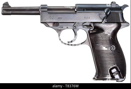 Eine Walther P38, Code '480' So genannte 1. Modell. Cal. 9 mm Parabellum, nein. 134. Übereinstimmende Nummern. Helle Bohrung. Registrierung Standard dieses Modells. Annahme Mark Adler/359 auf Haupt- und alle Kleinteile. Ursprünglich stark polierte Oberfläche, leicht Pflaumenfarbenen auf Fass, vorne links der Laufbuchse und schieben Sie berührte, leicht auf der Vorderseite des Grip verkratzt. Passend nummerierten Magazin mit doppelten Akzeptanz eagle/359. Dunkelbraun Bakelit grip Panels auch mit passenden Nummern und Akzeptanzzeichen eagle/359. Runde Trageschlaufe. Einer der ersten bekannten P38 s Cod, Additional-Rights - Clearance-Info - Not-Available Stockfoto