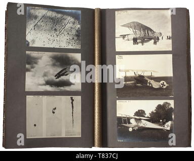 Ein Fotoalbum von Army Air Park 18 eingeschrieben Album (30 x 42 x 3 cm) mit Ca. 235 qualitativ hochwertige Bilder von den Deutschen Flying Corps während des Ersten Weltkrieges. Triplanes, Doppeldecker und Eindecker vieler Arten (Junkers, Pfalz, Fokker, Albatros, Rumpler, etc.). Luftaufnahmen von militärischen Einrichtungen, Luftfahrzeuge und Städte (Paris, Reims, Abbeville, Troussures, St. Antoine, Beauvais, Clermont und viele mehr). Bilder von Gruppen das Tragen von Auszeichnungen, Graben, Flugzeuge mit besondere Lackierung, Beschriftung und sonstige Embleme. Auch, vier Bilder in bester Qualität deutscher Panzer der "A7V' Art, ist es abgestürzt oder nur Editorial-Use Stockfoto