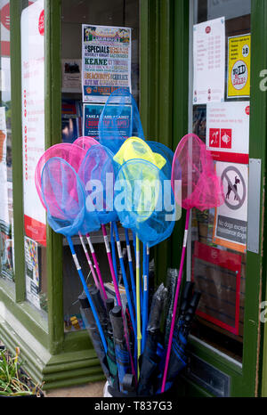 Farbige Fischernetze auf Verkauf ausserhalb eines Shop, High Street, Burford, Oxfordshire, England, Großbritannien Stockfoto