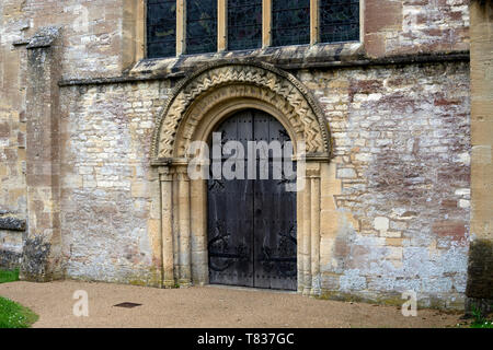 Das Westportal, St. Johannes der Täufer Kirche, Witney, Oxfordshire, England, Großbritannien Stockfoto