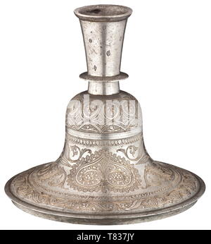 Eine indische Wasserpfeife container, 19. Jahrhundert Silber Messing vernickelt. Hohl, glockenförmigen Korpus, Hals von einer Kunst Elemente gesetzt. Das äußere gemeißelt mit Blättern Blätter und Ornamente, die um den Umfang auf ein fein schraffierten Hintergrund. Höhe 20,3 cm. historischen, historische, 19. Jahrhundert, Additional-Rights - Clearance-Info - Not-Available Stockfoto