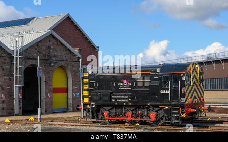 British Rail Class 08 diesel-elektrische Rangierlokomotive Nummer 08648 am Bahnhof Inverness, Inverness, Schottland, UK Stockfoto