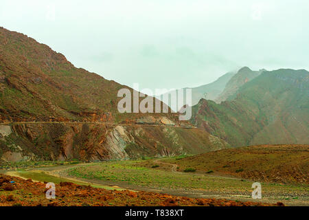 Schöne Berglandschaft. Ausblick auf das Atlasgebirge in Marokko. Nebel über hohe Berggipfel Stockfoto