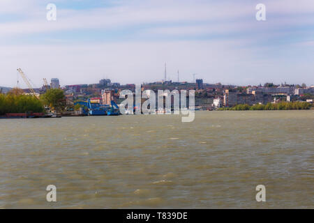 Donau in der Nähe von Tulcea, Rumänien. Hier beginnt das Biosphärenreservat Delta der Donau. Spaziergang mit einem kleinen Kreuzfahrtschiff. Stockfoto