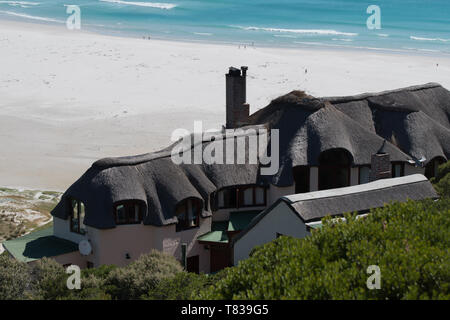 Reetdachhaus mit Blick auf den Strand von Noordhoek, Western Cape Stockfoto