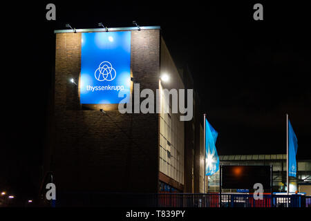 Köln, Deutschland - Mai 02, 2019: thyssenkrupp Werk in der Nacht. Die Außenseite des thyssenkrupp Schulte in Köln, Deutschland. Stockfoto