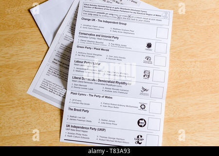 EU-Wahlen Briefwahl Form in Wales mit den verschiedenen politischen Parteien für die Wahlen zum 23. Mai 2019 Stockfoto