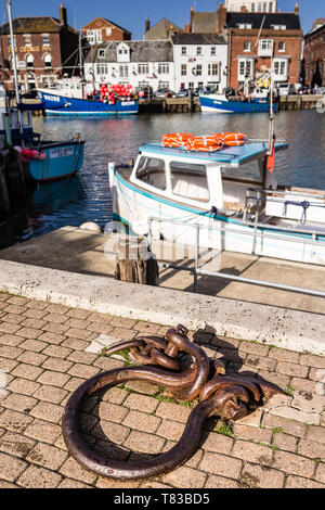 Boote in Weymouth Hafen Hafen mit traditionellen alten Gebäude im Hintergrund über Wasser Stockfoto