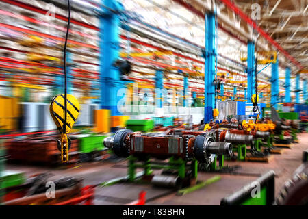 Im Inneren Montageservice Linie der großen industriellen Shop lkw-Anlage. Brücke Kranhaken vor dem Hintergrund der industriellen Fabrik. Manufacturin Stockfoto