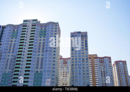 Kiew, Ukraine - April 06, 2019: Neue Gebäude auf Darnitskiy Poznyaki Wohngebiet im Bezirk von Kiew, Ukraine Stockfoto