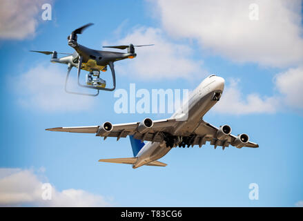 Eine Drohne kommt gefährlich nah an einer aus dem Flugzeug. [M] Stockfoto