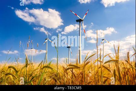 Windenergieanlagen in ein Weizenfeld Stockfoto