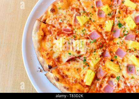 Klassische Pizza Hawaii mit Schinken und Ananas Stockfoto