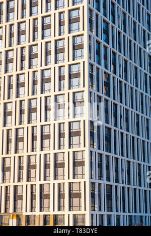 Kiew, Ukraine - April 06, 2019: Windows von Bau modernes Hochhaus aus Glas und Beton als abstrakter Hintergrund Stockfoto