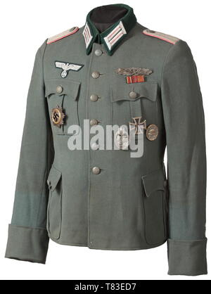 Ein Feld Tunika für einen Leutnant und Deutschen Kreuz Sieger in einem Panzer Regiment Jacke von Feld-grau Baumwolle mit eingenähter Schulterklappen geleitet in Rosa. Hand - der Offizier kragen Gestickte Patches und nationalen Adler. Angebracht Deutschen Kreuz in Gold, '20', Licht Problem mit minimaler Emaille Kratzer. Auch ein Nahkampf Verschluss und Panzer Assault Badge in Bronze, ein Eisernes Kreuz 1.Klasse von 1939, eine Wunde, die Abzeichen in Silber und im Feld Aufträge Spange. Inbegriffen ist ein paar Schulterklappen für einen Leutnant der Panzer Truppen, ein Eisernes Kreuz 2.Klasse von 1939, eine Wunde, die Abzeichen in Bl, Editorial-Use - Nur Stockfoto