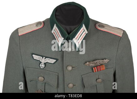 Ein Feld Tunika für einen Leutnant und Deutschen Kreuz Sieger in einem Panzer Regiment Jacke von Feld-grau Baumwolle mit eingenähter Schulterklappen geleitet in Rosa. Hand - der Offizier kragen Gestickte Patches und nationalen Adler. Angebracht Deutschen Kreuz in Gold, '20', Licht Problem mit minimaler Emaille Kratzer. Auch ein Nahkampf Verschluss und Panzer Assault Badge in Bronze, ein Eisernes Kreuz 1.Klasse von 1939, eine Wunde, die Abzeichen in Silber und im Feld Aufträge Spange. Inbegriffen ist ein paar Schulterklappen für einen Leutnant der Panzer Truppen, ein Eisernes Kreuz 2.Klasse von 1939, eine Wunde, die Abzeichen in Bl, Editorial-Use - Nur Stockfoto