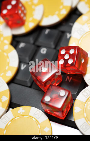 Casino Chips und Würfel Stapeln auf einem Laptop. Stockfoto