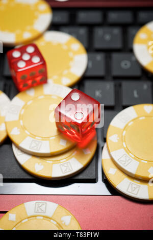 Casino Chips und Würfel Stapeln auf einem Laptop. Stockfoto