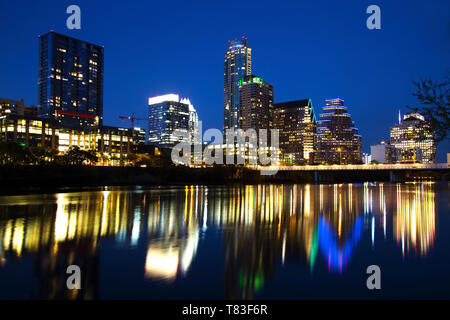 Austin Skyline spiegelt sich in den Fluss, Austin, Texas, USA Stockfoto