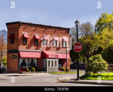 Rochester, New York, USA. Mai 8, 2019. Rooney's Restaurant in der malerischen Umgebung von Swillburg in Rochester, New York Stockfoto