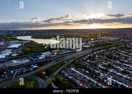 Die A406 North Circular Road in der Nähe von Brent Cross bei Sonnenuntergang. LONDON, GROSSBRITANNIEN Stockfoto