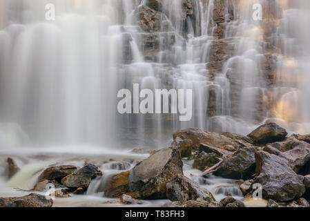 Schönen Wasserfall mit glatten seidigen Wasser unter den Felsen und Steine, Schuß auf lange Belichtung Stockfoto