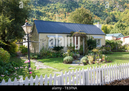 Arrowtown, Otago, Neuseeland. Malerische weatherboarded Cottage aus dem 19. Jahrhundert in Buckingham Street. Stockfoto