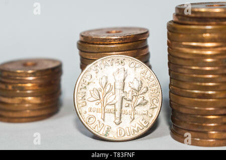 American 10 Cents, uns einen Groschen mit Blocklagerung Münzen auf dem Hintergrund Stockfoto