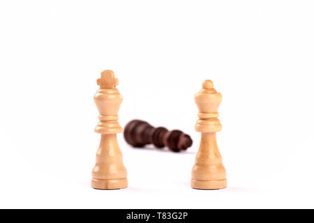 Detailansicht von Weiß und Schwarz checkers Dame und König. Besiegt und die Gewinner im Teamwork. Auf weissem Hintergrund Stockfoto