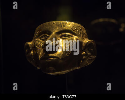 Bogota, Kolumbien - 23. November 2018: Ausstellung im Museum von Gold. Goldene Maske Stockfoto