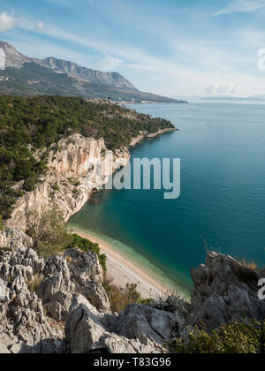 Versteckte berühmten Strand Blick von der Klippe in Kroatien auf sonnigen Sommertag Stockfoto