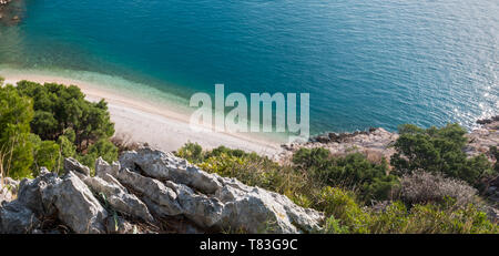 Panorama von versteckten leeren Strand Nugal und blaues Meer in Kroatien Stockfoto