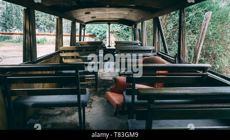 Salon von einem alten, verlassenen Pkw Bus. Blick aus dem Inneren des Busses, leere Sitze. Stockfoto